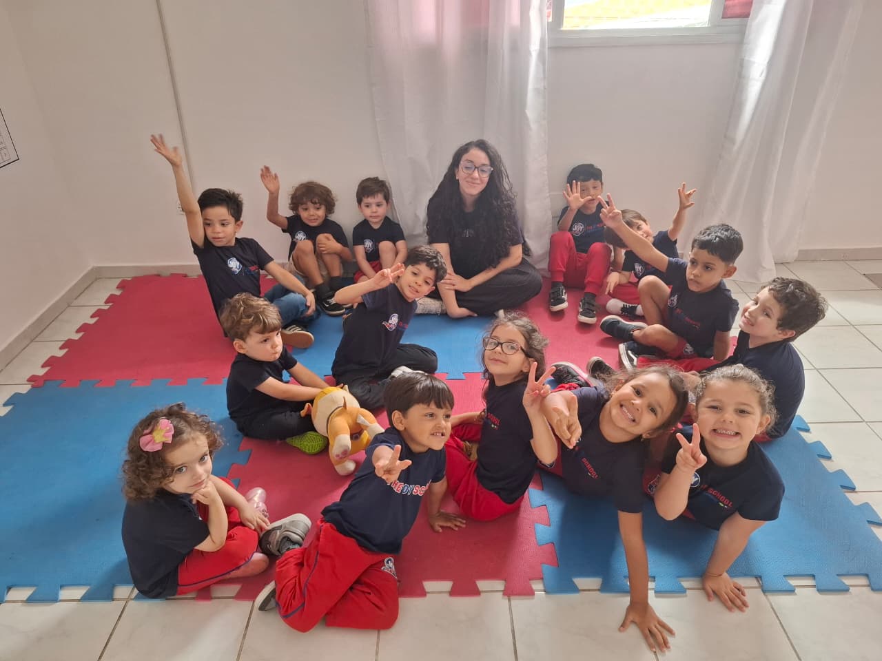Pais acompanhando a rotina escolar do filho no Colégio Lumine