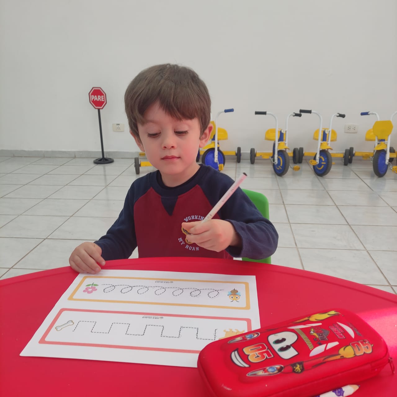 Crianças em atividade de aprendizagem bilíngue no Colégio Lumine