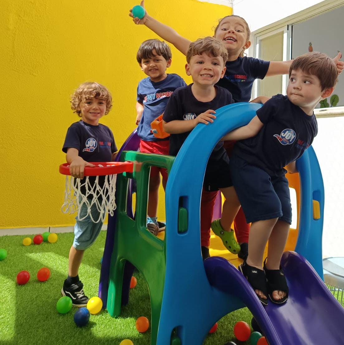 Playground do Colégio Lumine com brinquedos coloridos ao ar livre