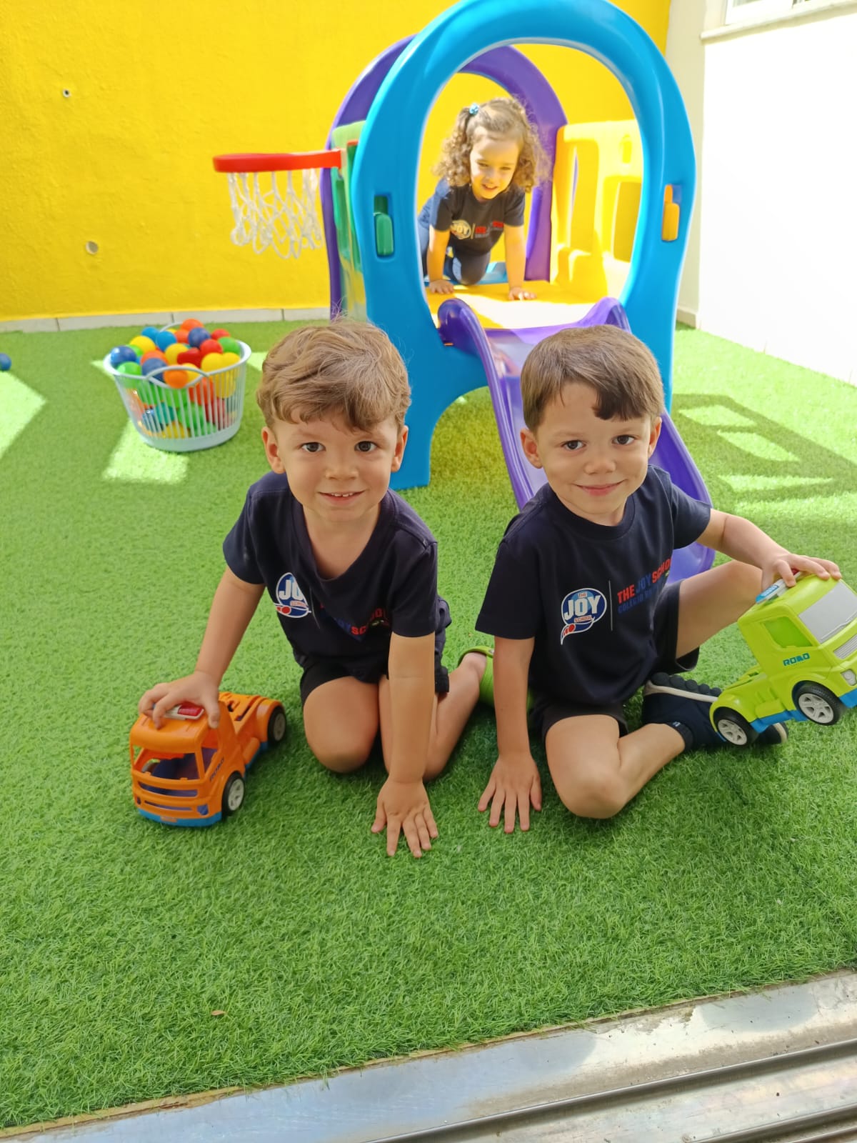 Crianças brincando no playground do Colégio Lumine